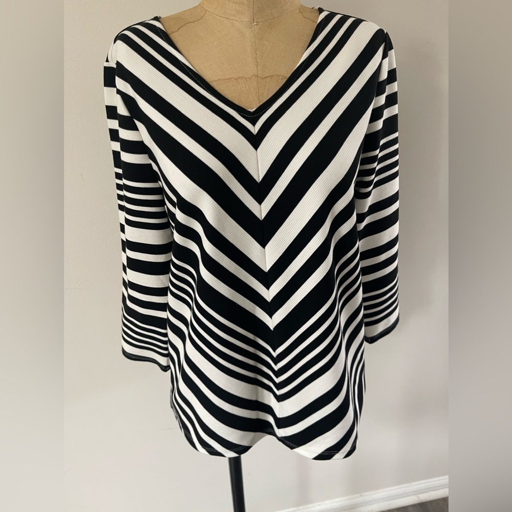 Chicos Size 0 Womens Black White 3/4 Sleeve Chevron Poly Spandex Shirt Top
